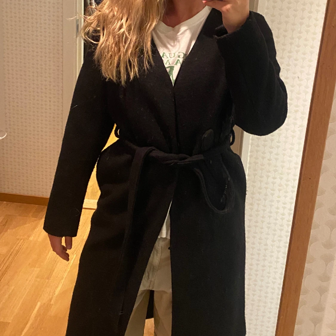 Svart kappa, filt material. 