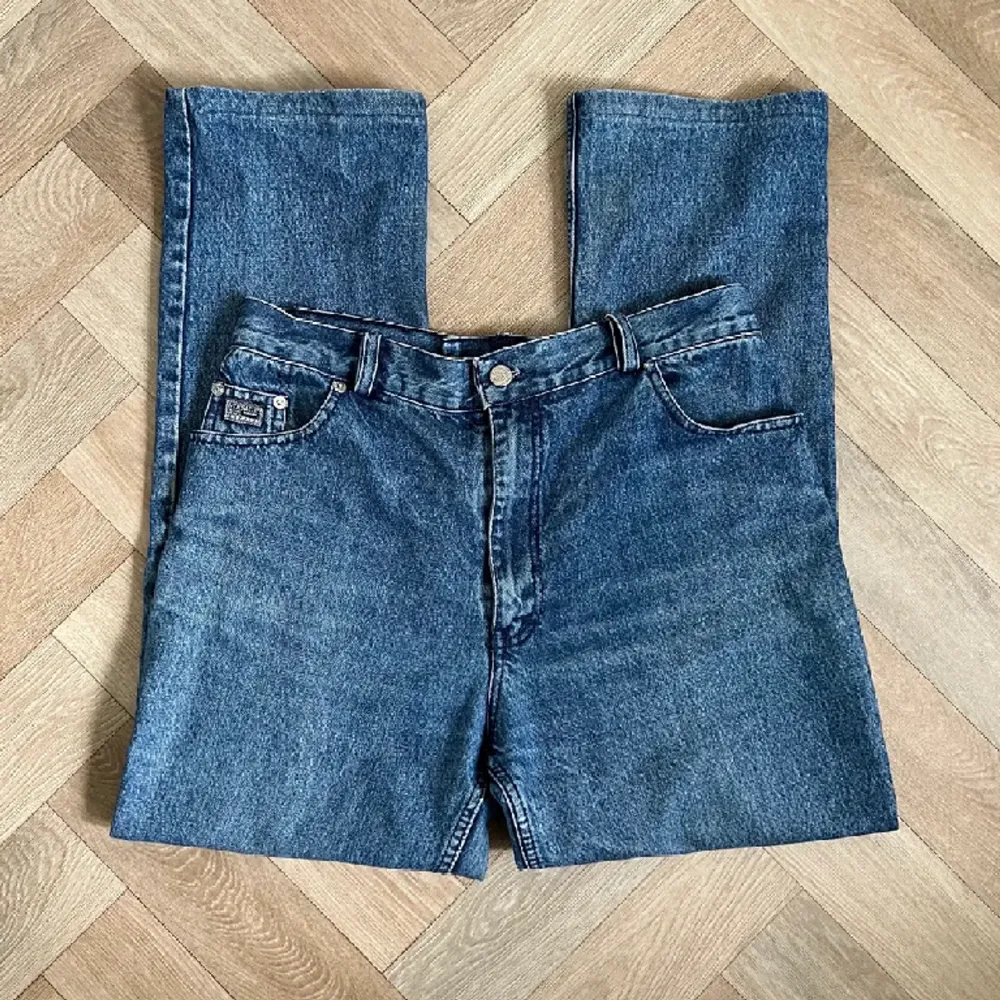 Feta Versace jeans, uppskattningsvis Strl S. Insydd midja och saken man drar i på dragkedjan är borta (går fortfarande att ha upp och ned gylfen) . Jeans & Byxor.