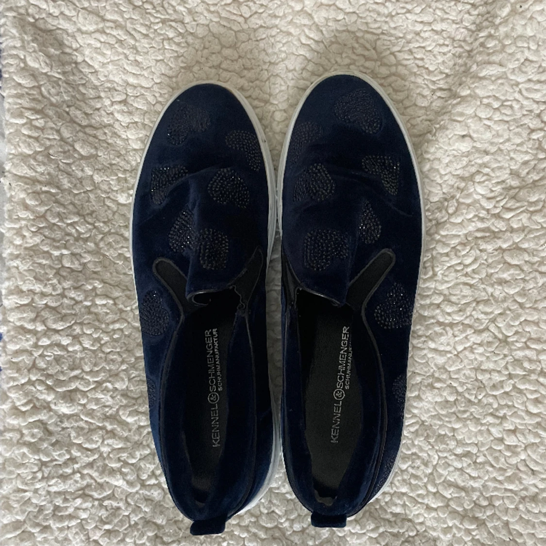 Marinblåa slip-ons med hjärtan