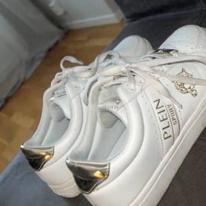 Plein sport sneakers  - Sneakers från Plein Sport, storlek 37 använda 2 gånger, säljer då de är lite förstora för mig, nypriset på dessa är 5000 kr 