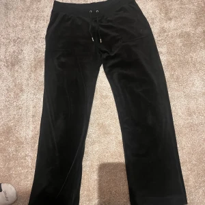 Juicy Couture byxor  - Svarta Juicy Couture byxor som jag tyvärr inte använder längre. Bra skick! Priset kan självklart diskuteras!!!! 😁❤️