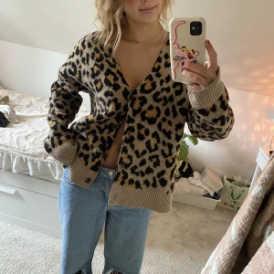 Leopard kofta - Stickad kofta med leopard mönster
