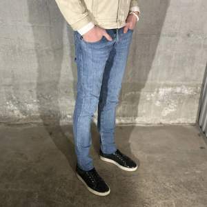 Levi’s jeans 511 i färgen blå. Storlek 29/34. Fint skick, nypris 1099, köp för endast 299kr.  Fast pris gäller🤝