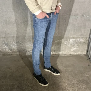 Levis 511 jeans - Levi’s jeans 511 i färgen blå. Storlek 29/34. Fint skick, nypris 1099, köp för endast 299kr.  Fast pris gäller🤝