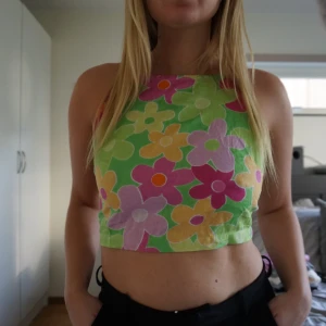 Blommig topp - Blommigt linne med knyten i ryggen. Aldrig använt. Storlek S. Från Asos. 