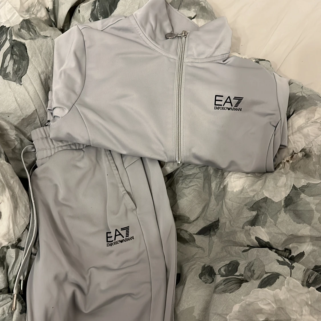 Ea7 tracksuit dam