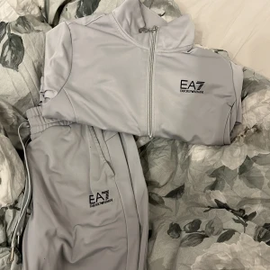 Ea7 tracksuit dam - Haft denna dressen i 3 år, älskar materialet på den. Den är beställd från jd sports.  Är 1,59 cm lång, längden på byxorna sitter perfekt även för de som är nån cm längre.