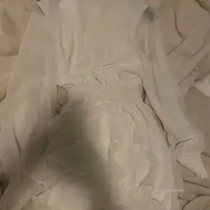 En vit klänning från ginatricot, använd 2 gånger. Skriv för mer bilder 