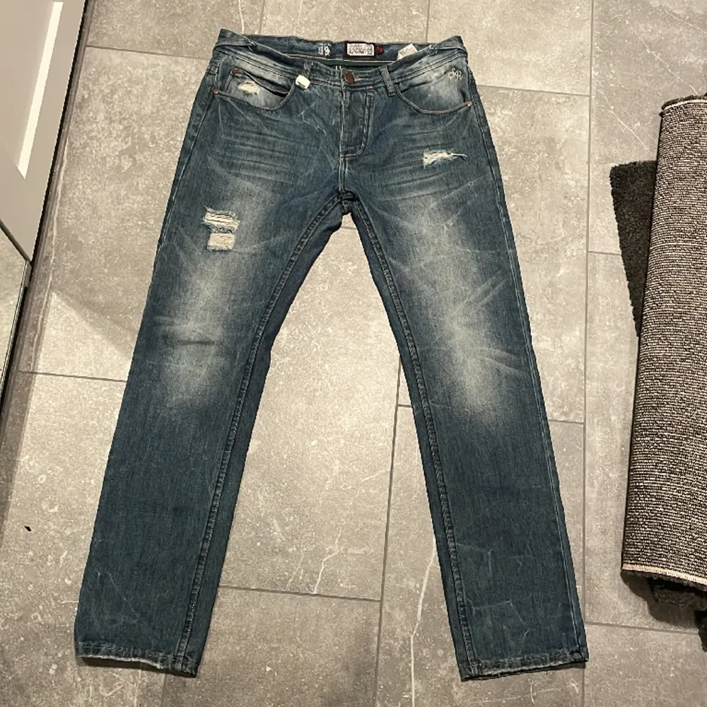 Tja, as feta ripped jeans från märket sky rebel, nyskick och sitter straight/slimfit. Jeans & Byxor.
