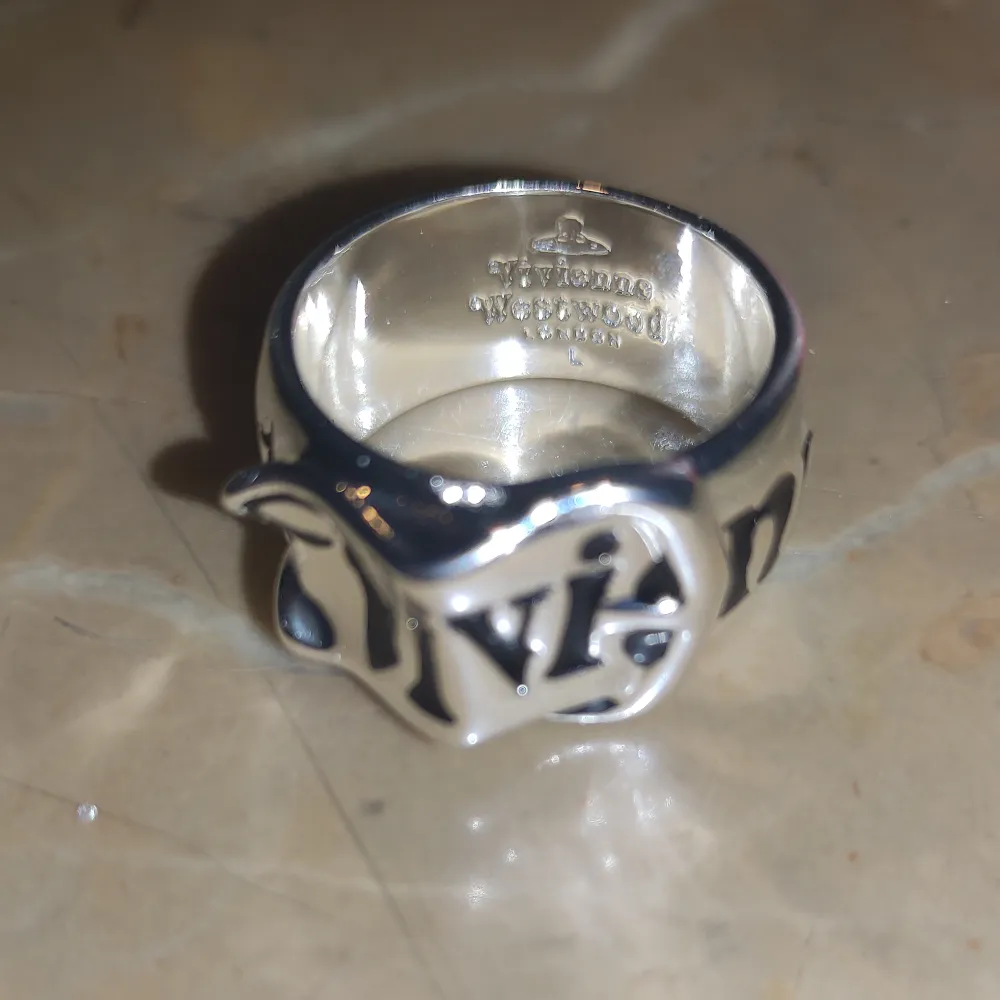1:1 Vivienne Westwood ring, säljer pga för liten för mig, andra bilden är tagen när ringen är på mitt lillfinger, kan ge fler bilder om du vill ha. Accessoarer.