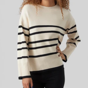 Stickad tröja  - En super fin och mysig tröja från Vero Moda, helt ny endast provat. Den är inte stickig eller noppig☺️💗 skriv om ni har några frågor!