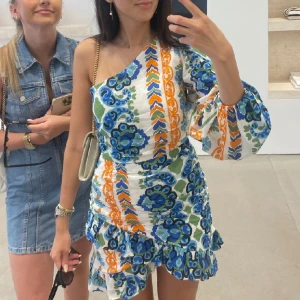 Söt klänning  - Säljer denna underbara gladfärgade klänningen från mango. Köptes i somras endast använd 2 ggr. Helt ny i princip. 