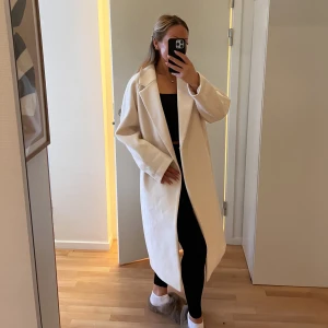 Beige/vit kappa Strl. XS - Superfin beige/vit kappa i strl Xs från H&M.  Mycket fint skick och rymlig i storlek 🤍 Kan mötas upp i Jönköping eller skickas, köparen står för frakten 💌