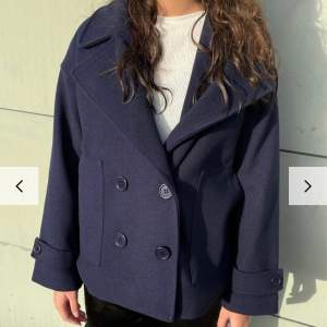 Säljer min mörkblå kappa på från Design By Si i storlek xs/s. Ny skick! Använd ca två gånger:) kan posta och ses i Göteborg🫶🏼