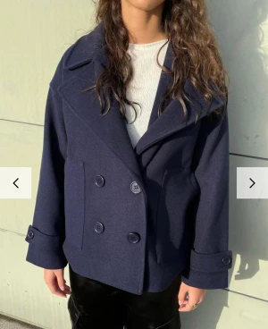 Mörkblå kort kappa  - Säljer min mörkblå kappa på från Design By Si i storlek xs/s. Ny skick! Använd ca två gånger:) kan posta och ses i Göteborg🫶🏼