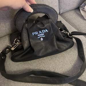 Säljer denna lilla ovanliga Prada handväska ej äkta liten modell med justerbar sling 250:-