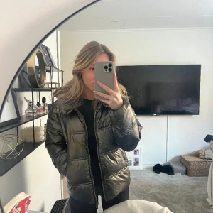 Massimo Dutti jacka - Säljer nu min Massimo Dutti jacka då den inte kommer till så mycket användning. Den är snygg, varm och skön! Köpte den förra året för ca 1500 och den är knappt använd tyvärr så i fint skick. Den är i strl xs men passar även S och kanske till o med M🥰