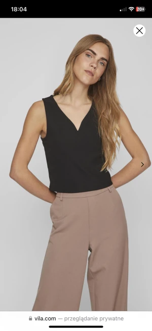 ÄRMLÖS V-RINGAD TOPP - Helt ny oanvänd svart v-ringad  topp från vila. Säljs då jag inte får användning av den. Ny pris 199kr