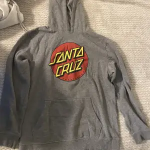 Hoodie från skejt märker Santa Cruz. Bra skick, saknar bara snöret i luvan 