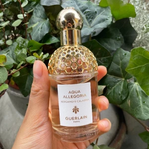 Guerlain aqua allegoria bergamotte calabria  - Eau de toilette 75 ml (ca 90% kvar i flaskan) Varmt kryddig och aromatisk doft, fräsch! Flaska och förpackning i nyskick!