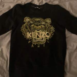 En jätte fin Kenzo tröja. Tröjan är st. xxs och är i fint skick. 