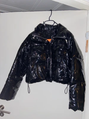 Fodrad latex jacka  - Svart fodrad latex jacka 🖤 knappt använd, varm & perfelt inför vintern! 