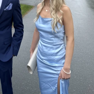 Balklänning  - Säljer min balklänning från Nelly som endast är använd vid ett tillfälle!storlek 34😊 nypris 899kr