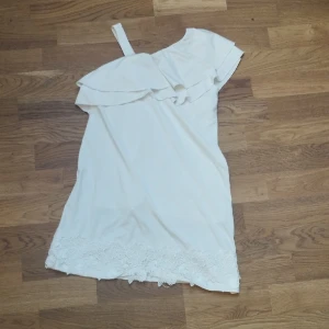 Shein klänning  - Denna klänning är använd 1-2 gånger. Och är i bra skick 