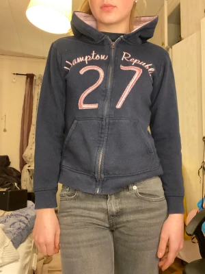 Snygg hoodie! - Säljer nu min Hampton Republic hoodie. ÄLSKAR den här och skulle gärna vilja behålla den, men tyvärr är den för liten för mig nu. Väldigt bra skick och väldigt skön, dragkedjan funkar super! Köpte den för 250kr men säljer nu för 125kr inklusive frakt!💗