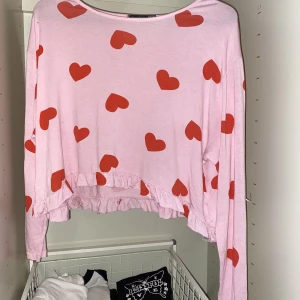 Rosa pyjamas tröja - Rosa långärmad tröja med röda hjärtan på, den är aldrig använd så den är i bra skick