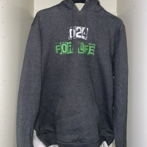 Grå hoodie - Grå hoodie med text på orginalet är ifrån Build Your Brand (tror jag) texten är skriven som egen text ungefär 