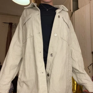 Tunare jacka! - Säljer min helt oanvända där till och med lappen sitter kvar jacka! Aldrig använd pågrund av fel storlek och inte riktigt min ”still”💗 Storlek S, köpte den för 349 som ni kan se på lappen, säljer nu för 150 inklusive frakt!