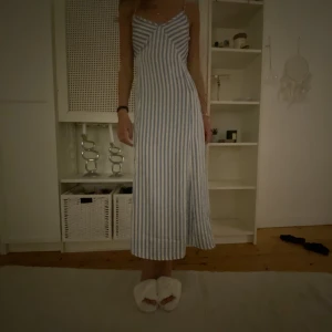 Lång klänning - Lång randig klänning med öppen rygg, helt oandvänd med prislapp kvar💗