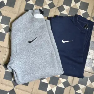 En grå och en marin collegetröja från Nike i fint använt skick.  400:- för båda 🤗