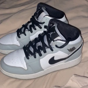 Air jordans 1 🤍 - Gråa airjordans 1🩶  basic gråa/vita skor🩶 köpte av en annan tjej här på Plick🩶 Bra skick dock är de som ett rosa streck längst fram (bild 3)  men syns knappt när man har på sig de. Säljer de då de är för små för mig 🩶 