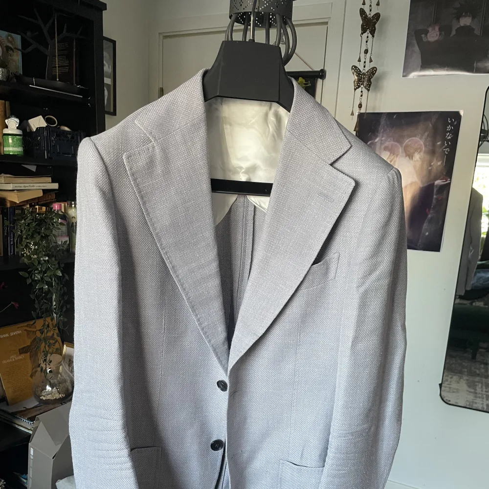 Suitsupply kavaj storlek 48 (med justeringar) Den är grå/lila, och består av en blandning av ull, silk, linen, kashmir.  Kom med prisförslag men inga skambud.. Kostymer.