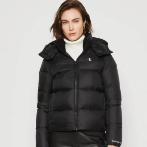 Ck jacka  - Jätte fin calvin klein jacka , köpt förra vintern inga skador eller märken på jackan . Skick 8/10. Storlek XS . Nypris 2599, mitt pris 1800kr. Priset kommer inte att diskuteras , frakt ingår inte ! 