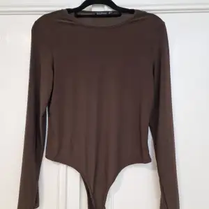 Body choklad färg fr.boohoo storlek 42