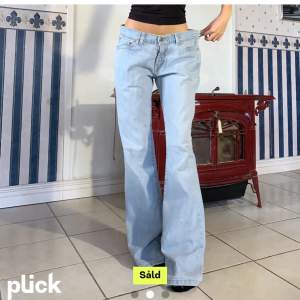 Vintage Levi’s jeans i bootcut. Midja 85 cm & innerben 87 cm. (Lånade bilder)