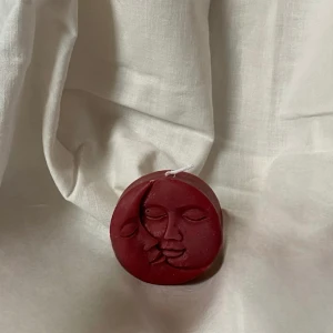 Luna - Luna candle in red 🤍