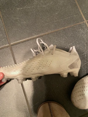 Fotbollsskor  - Nästan helt oanvända Adidas Preditor Accuracy. Ny pris 2700, mitt pris 999 kr. 