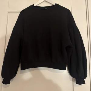 Säljer denna fina och sköna svarta sweatshirt med lite puffade armar🩷Tröjan är endast använd ett fåtal gånger och den är i gott skick! Kan ta fler bilder vid intresse!