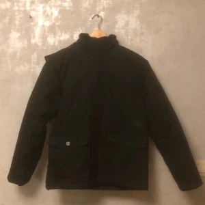 Vinter jacka - En pömsig vinter jacka, den håller värmen perfekt nu för vintern, säljer då jag inte använder den, hör gärna av er för frågor.