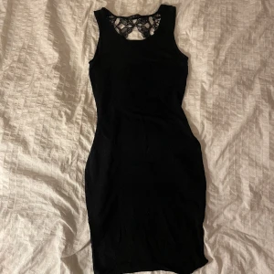 Svart klänning - Jätte fin klänning med broderi i ryggen som sträcker sig till knäna🌼