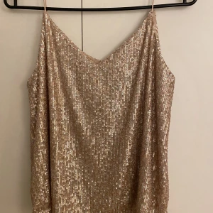 Glittrigt linne - Ett superfint glittrigt linne, perfekt till nyår. Den är i storlek L men jag har sytt upp banden så skulle säga att den passar som Xs/S. Skriv för fler bilder!💘