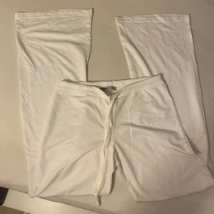 Flare lowwaisted jogga pants - Hejsan säljer dessa nya jogga pants köpta från Egypten, kommer int t användning då dem är för små för mig (har större höfter) passar xs/s 