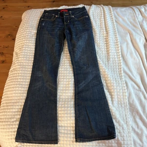 Lågmidjade jeans  - Snygga vintage jeans!💕  Midjemått( rätt över): 33cm Inerbenslängd: 79cm Lårmått ( rätt över):22cm    Köp gärna via ”KÖP NU”💖 Skriv ifall ni har några frågor eller funderingar // perfectjeans🫶