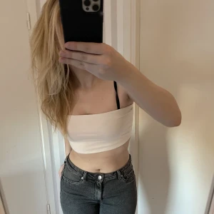 vit topp  - trendig vit topp, storlek s passar nog en m också, köpt på h&m