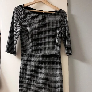 Vintage klänning i superfint skick säljes billigt! - Pga brist på plats i garderoben säljer jag nu denna superfina gammaldags klänningen. Använd en gång. Storlek S. 