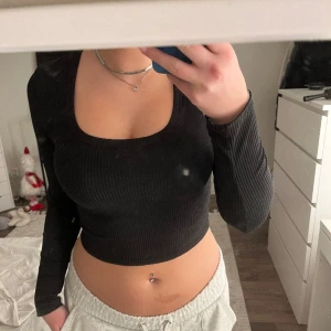 Svart tröja  - Svart långärmad tröja, använd fåtalgånger, säljer då den blivit för liten💕